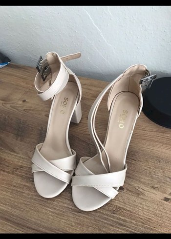 Beyaz Tokalı Kalın Topuklu Kadın Ayakkabı - Görsel 2