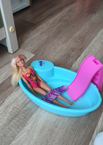 Barbie ve eğlenceli havuzu 30 cm boyunda