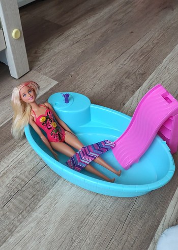 Beden Barbie ve eğlenceli havuzu 30 cm boyunda