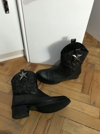38 Beden siyah Renk Flower marka ayakkabı 436 tl ye almıştım