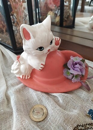 Porselen şapkalı kedi