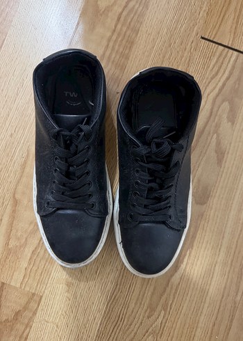 Derimod Siyah Deri Gorunumlu Bagcikli Sneaker
