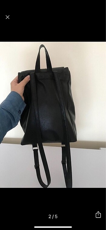 Siyah sırt çantası