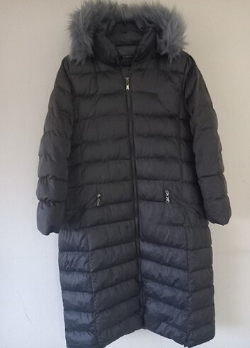 Butikten alındı.yeni ürün. Dar geldiğinden 2 kez giyildi sadece