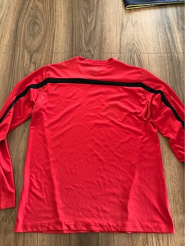m Beden kırmızı Renk Nike t shirt