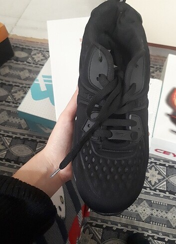 Siyah spor ayakkabı