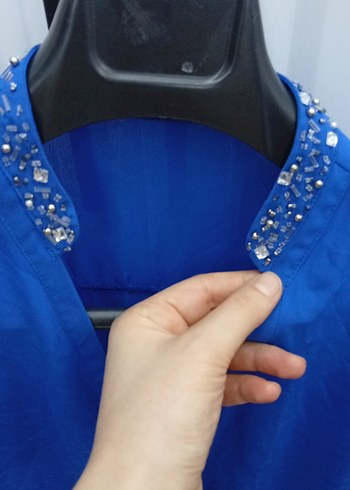 Mavi V Yaka Drapeli Kolsuz Bluz - Görsel 2