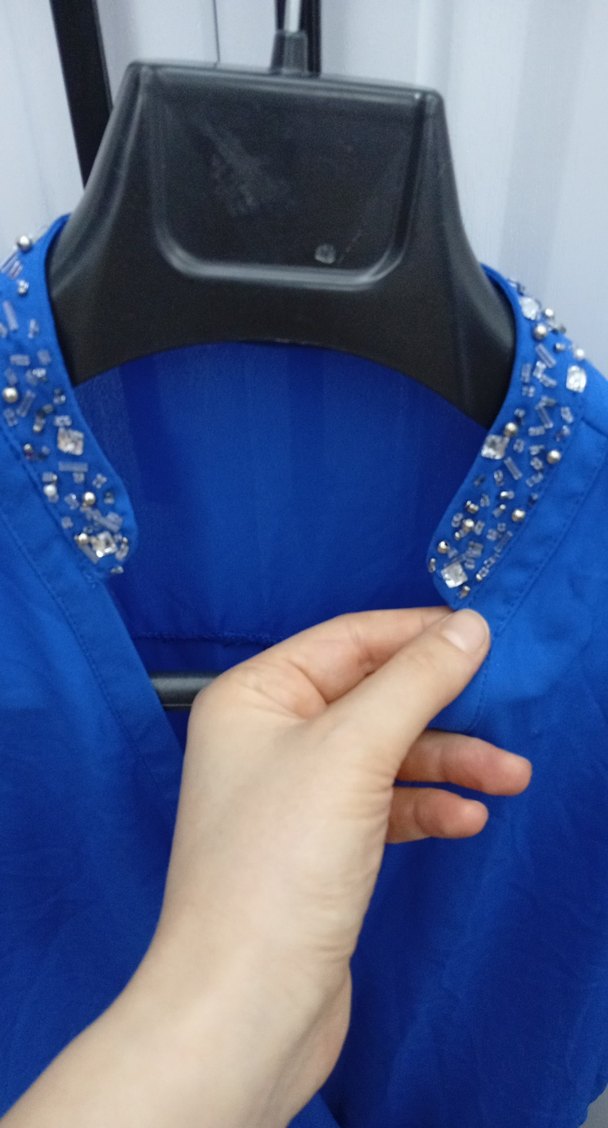 Mavi V Yaka Drapeli Kolsuz Bluz - Görsel 2