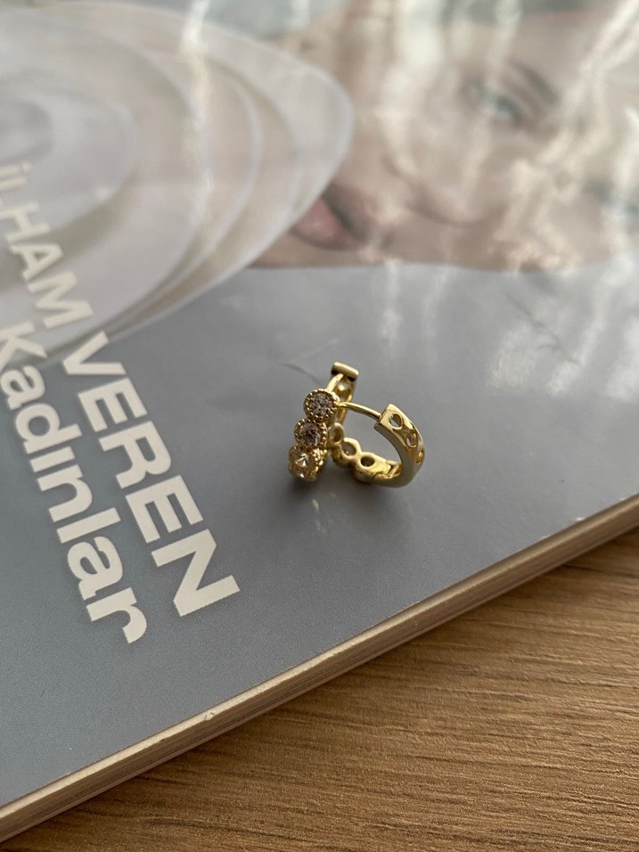 Zincir Detaylı Altın Renkli Midi Küpe - Görsel 2