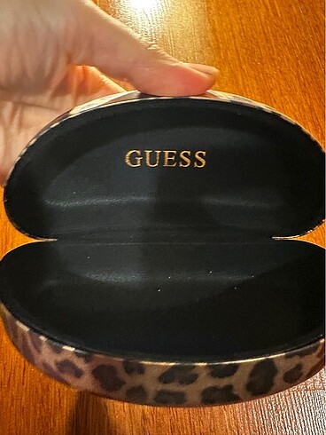 Guess Guess gözlük kutusu
