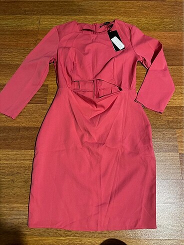 Pembe elbise