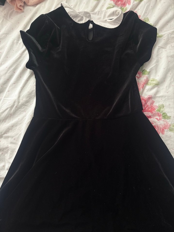 Hot Topic Siyah Yakalı Kadife Kısa Kollu Elbise - Görsel 3