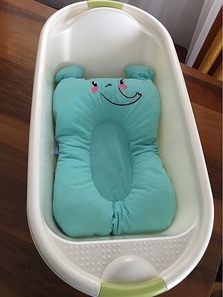 Bebek küveti ve köpüklü banyo bebek yatağı