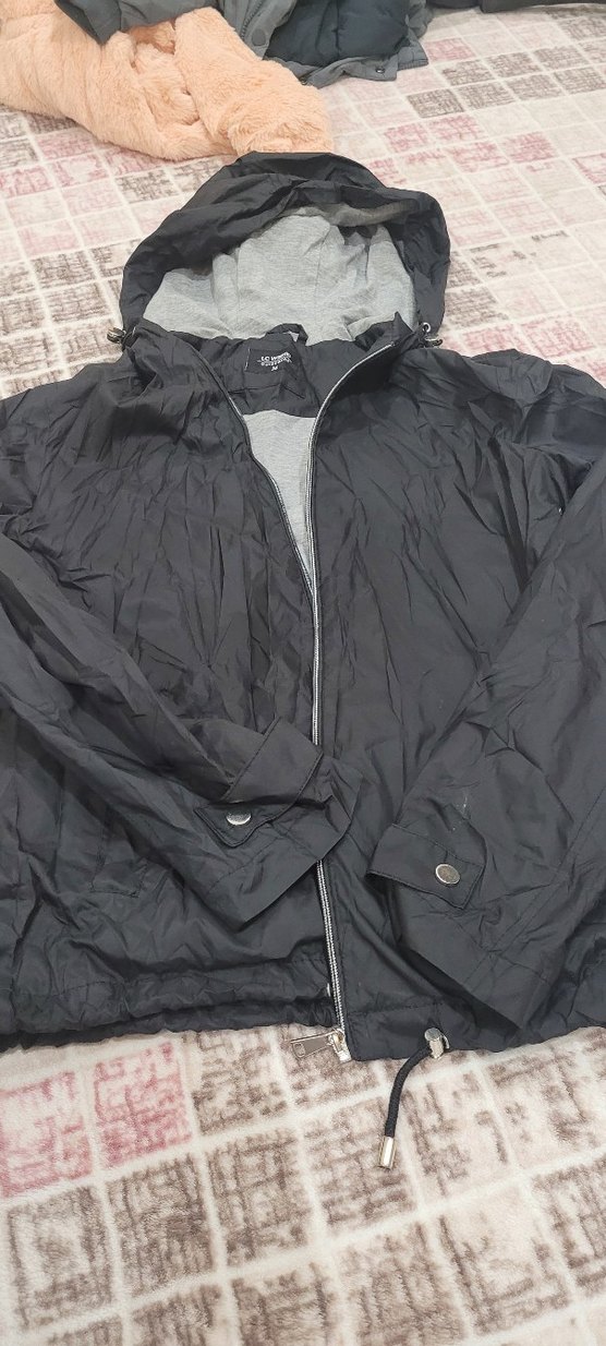 Siyah Kapüşonlu Fermuarlı Kadın yağmurluk - Görsel 2