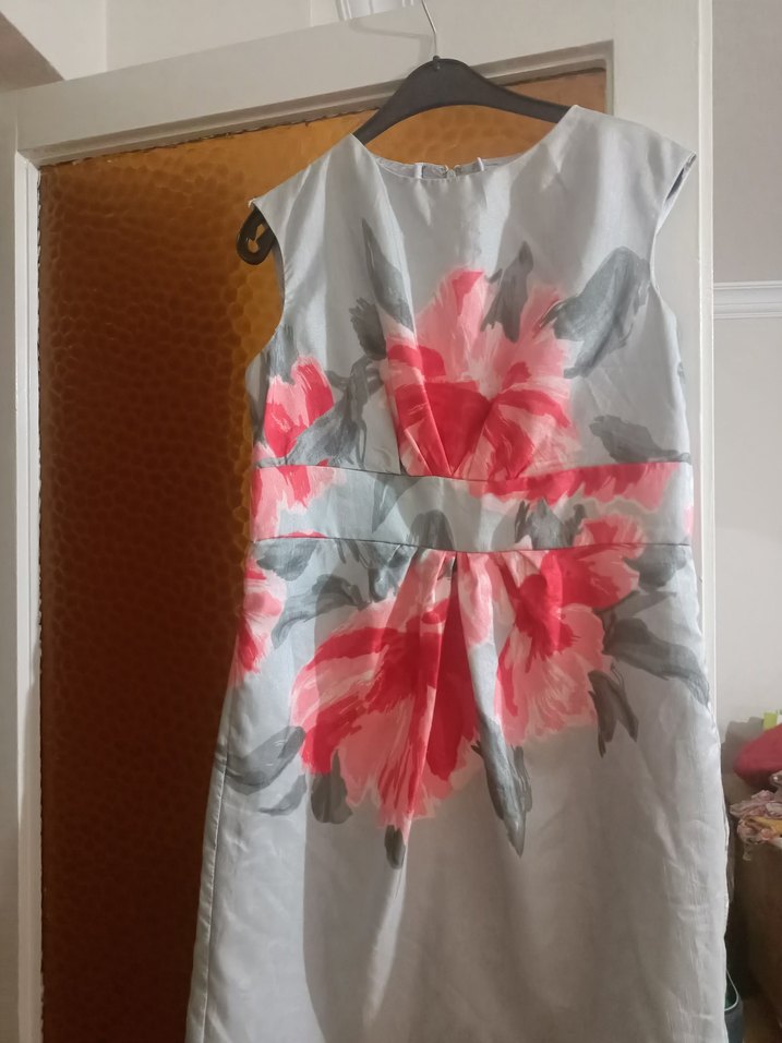 V Yaka Midi Pembe Desenli Kadın Elbise - Görsel 2