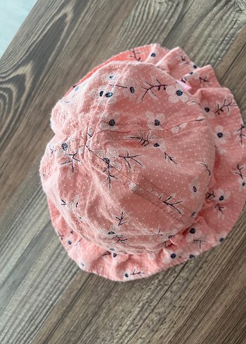 1-2 Yaş, 19 cm Beden Kitti Pembe Nakışlı Fırfırlı Çocuk Şapkası