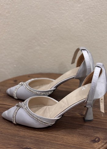 Gri İşlemeli Stiletto Topuklu Kadın Ayakkabı