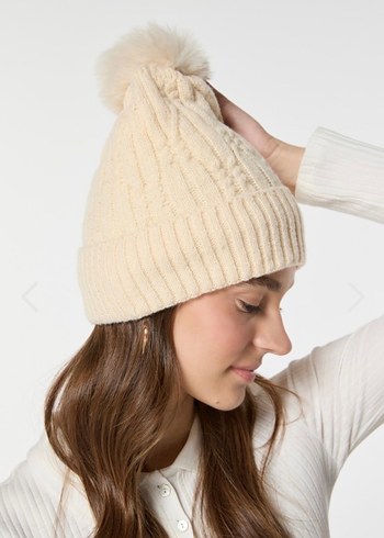 Beyaz Kürklü Kadın Bere - Görsel 3