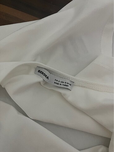 s Beden Bershka sırt dekolteli yırtmaçlı