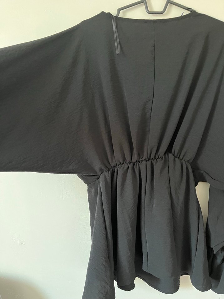 Siyah V Yakalı Kadın Keten Bluz - Görsel 3