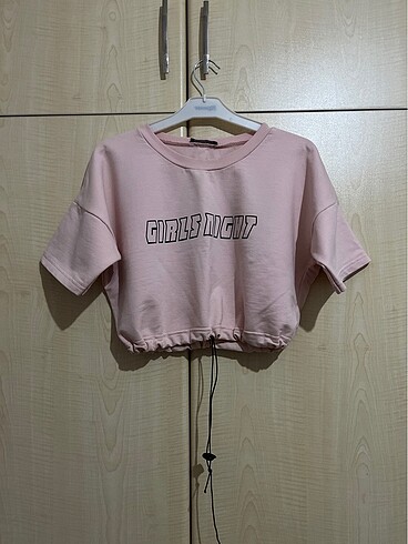 Pembe büzgülü crop