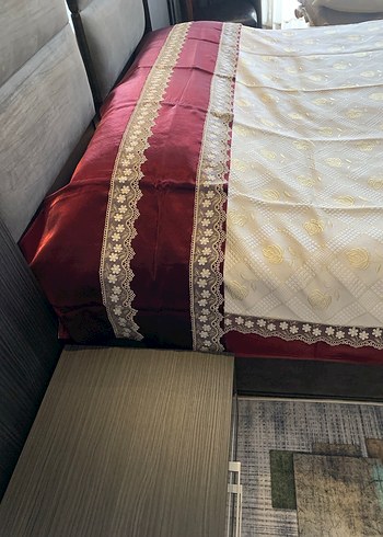 Bordo  parlak kenarı  dantelli,  ortası İşlemeli  Yatak Örtüsü - Görsel 2