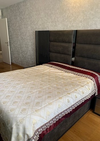 Bordo  parlak kenarı  dantelli,  ortası İşlemeli  Yatak Örtüsü - Görsel 3