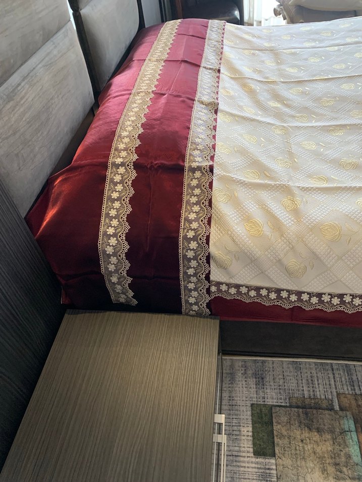 Bordo  parlak kenarı  dantelli,  ortası İşlemeli  Yatak Örtüsü - Görsel 2