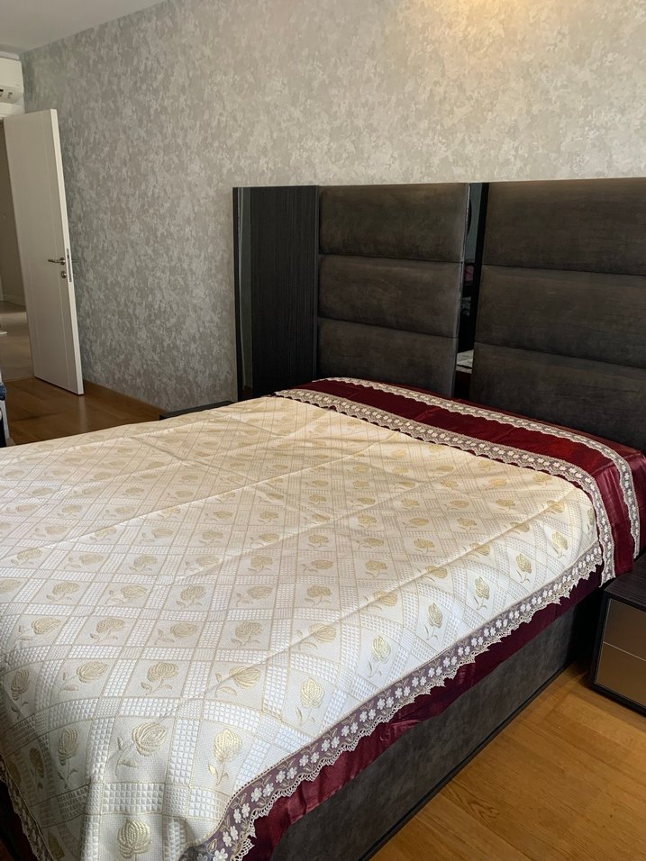 Bordo  parlak kenarı  dantelli,  ortası İşlemeli  Yatak Örtüsü - Görsel 3