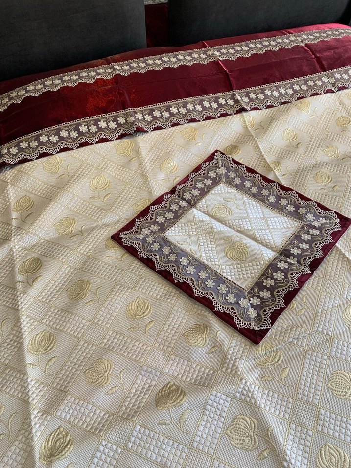Bordo  parlak kenarı  dantelli,  ortası İşlemeli  Yatak Örtüsü - Görsel 5