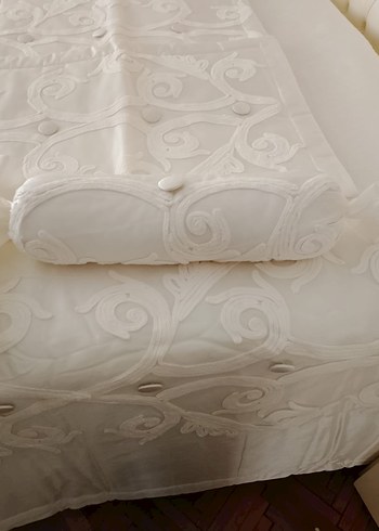 Diğer Beyaz Parlak Desenli yatak örtüsü