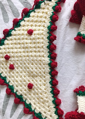 Nakışlı Kırmızı Örgü Bebek Kız Takımı - Görsel 4