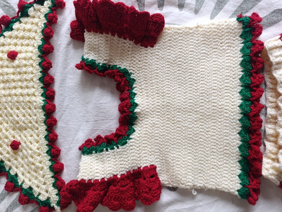 Nakışlı Kırmızı Örgü Bebek Kız Takımı - Görsel 3