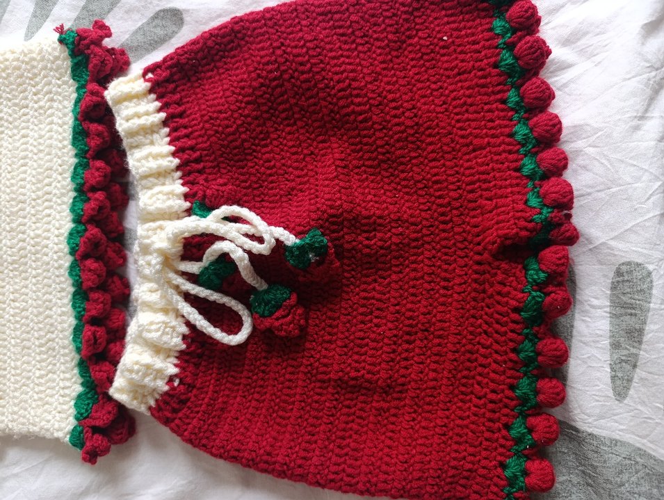 Nakışlı Kırmızı Örgü Bebek Kız Takımı - Görsel 2