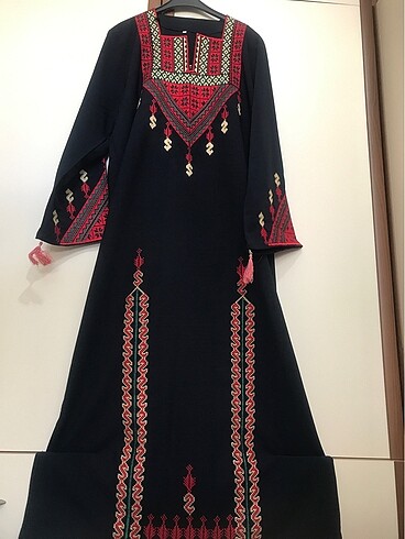 Diğer Tarz, el işlemeli uzun elbise