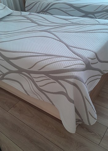 Beden camel Renk Gri Zebra Desenli Beyaz Yatak Örtüsü