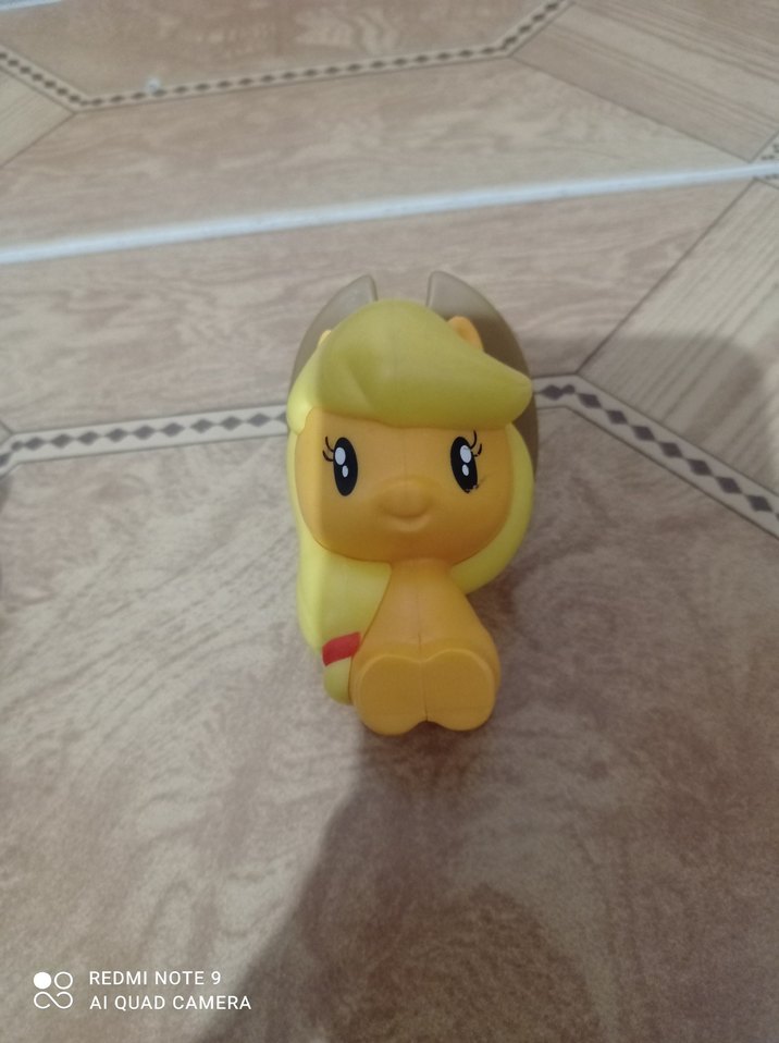 Renkli Sarı ve Mavi Oyuncak Figürleri - Görsel 2