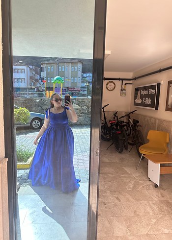 Parlak Mavi Straplez Midi Mezuniyet Elbisesi - Görsel 2