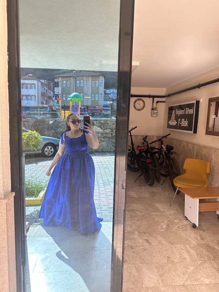 Parlak Mavi Straplez Midi Mezuniyet Elbisesi - Görsel 2