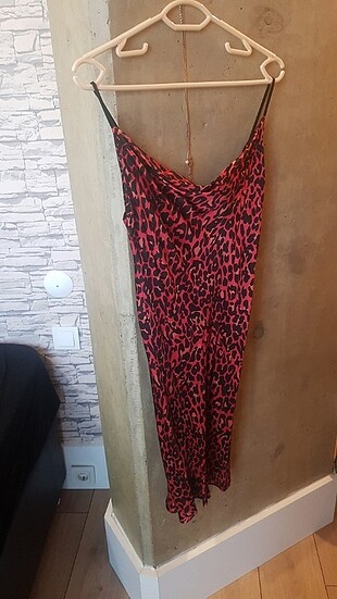 Kırmızı leopar desenli