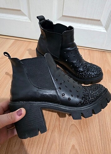 Siyah taşlı bot - Görsel 5