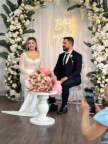 Beyaz nişan elbisesi