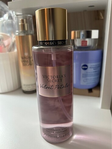 Victoria's Secret Velvet Petals Vücut Spreyi