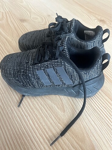 28 Beden siyah Renk Adidas ayakkabı