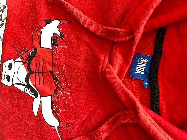 Kırmızı kapüşonlu sweatshirt