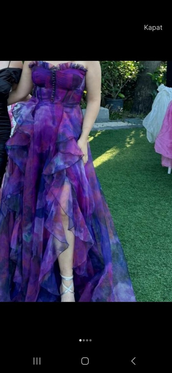 Mor Straplez Yaka Yırtmaçlı Fırfırlı Uzun Elbise - Görsel 2