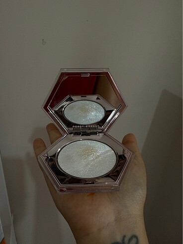 Fenty Beauty highlighter