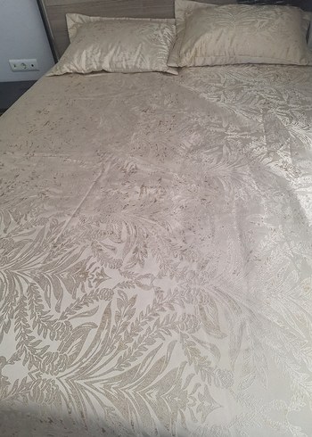 İşlemeli Beyaz Yatak Örtüsü - Görsel 3