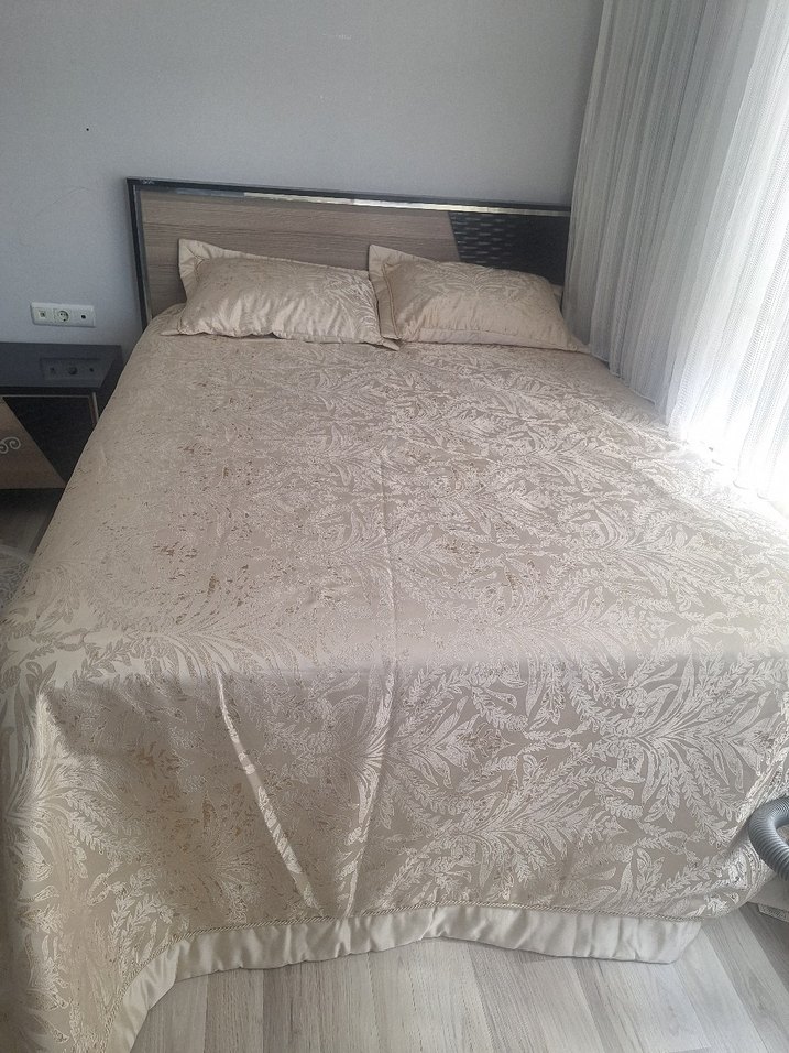 İşlemeli Beyaz Yatak Örtüsü - Görsel 2