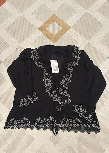 Nakışlı Fırfırlı Siyah V Yaka Uzun Kollu Bluz - Görsel 6